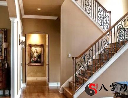 大门对着楼梯的风水影响 大门对着楼梯的风水影响