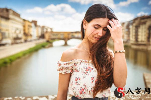 长相妖艳的女人八字特点 长相妖艳的女人八字特点