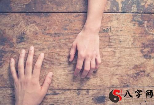 梦见暗恋的人牵手